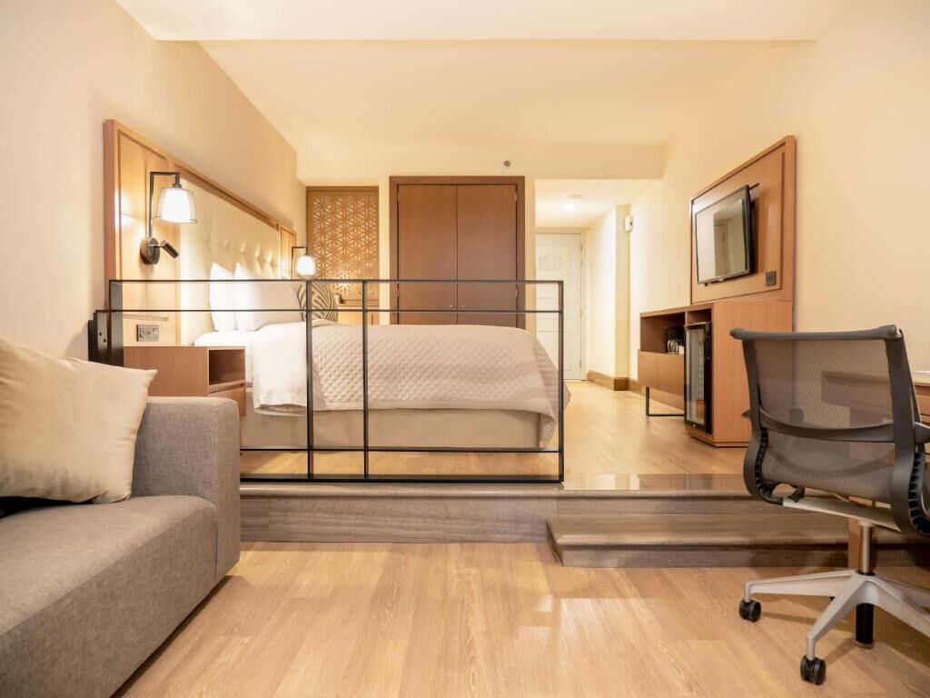 Minibar, caja de seguridad en la habitación y escritorio 