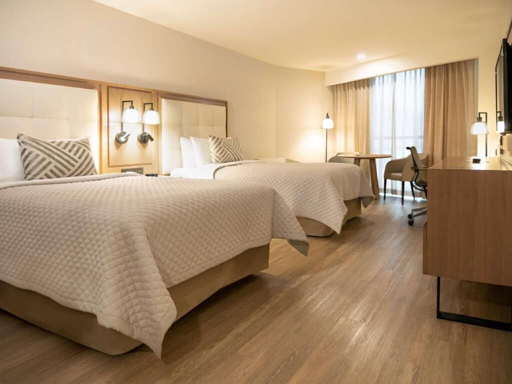 Minibar, caja de seguridad en la habitación y escritorio 