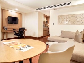 Minibar, in-room safe, desk, iron/ironing board