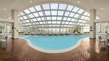 Una piscina cubierta