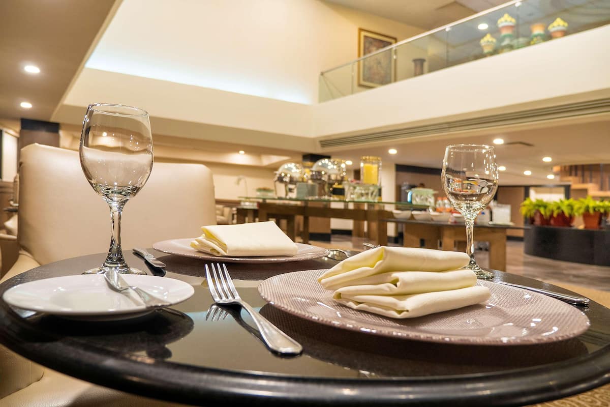 Frigobar, cofres nos quartos, escrivaninha