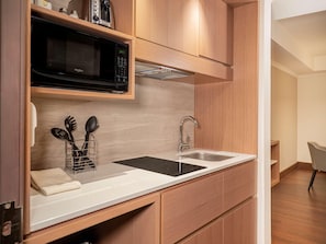 Minibar, in-room safe, desk, iron/ironing board