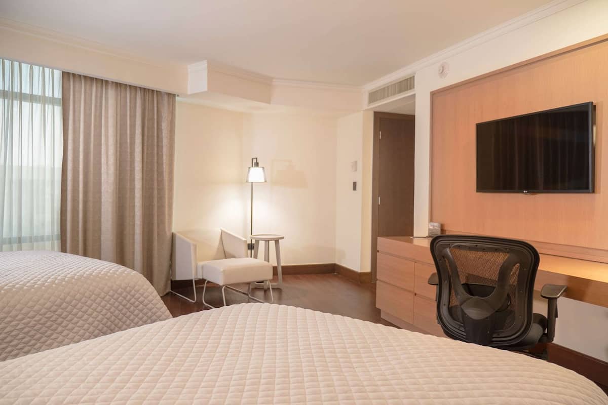 Frigobar, cofres nos quartos, escrivaninha
