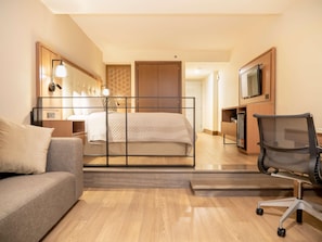 Minibar, coffre-fort, bureau, fer et planche Ă repasser