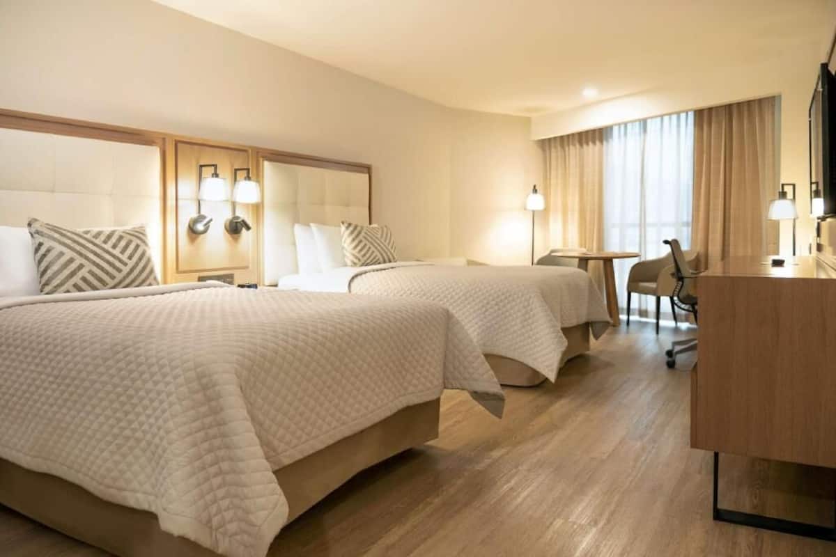 Frigobar, cofres nos quartos, escrivaninha