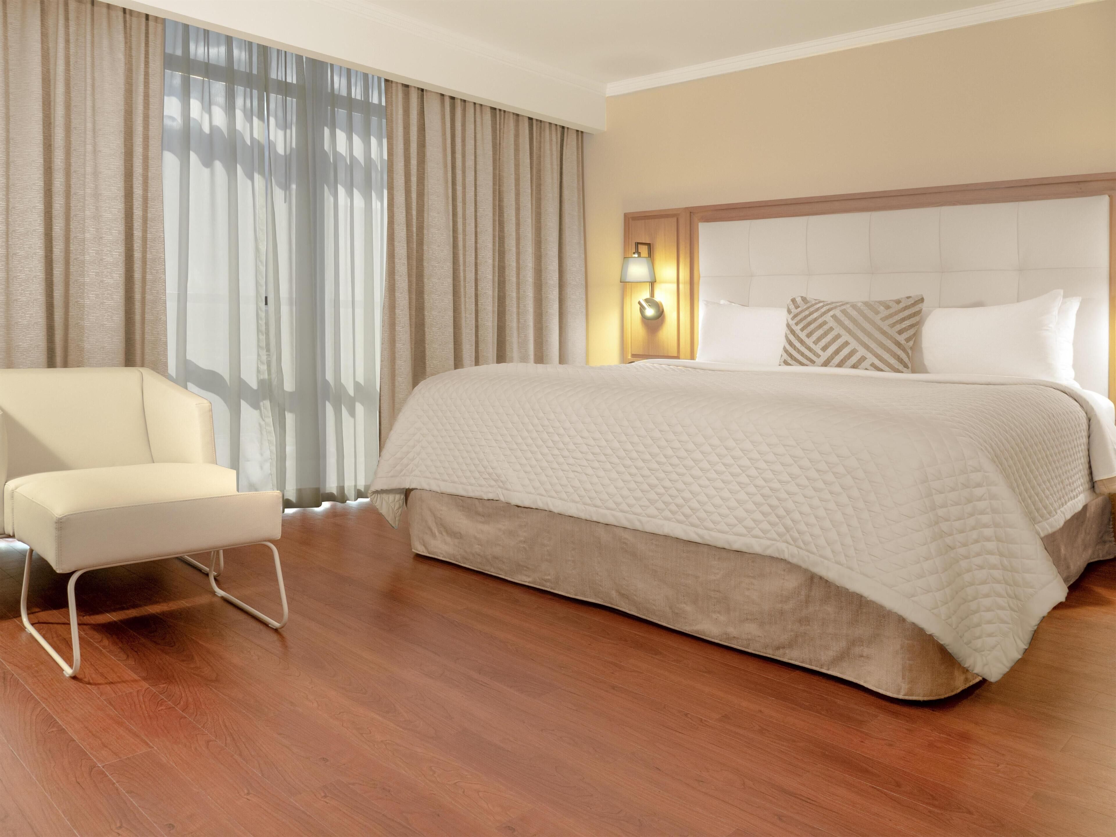 Minibar, in-room safe, desk, iron/ironing board