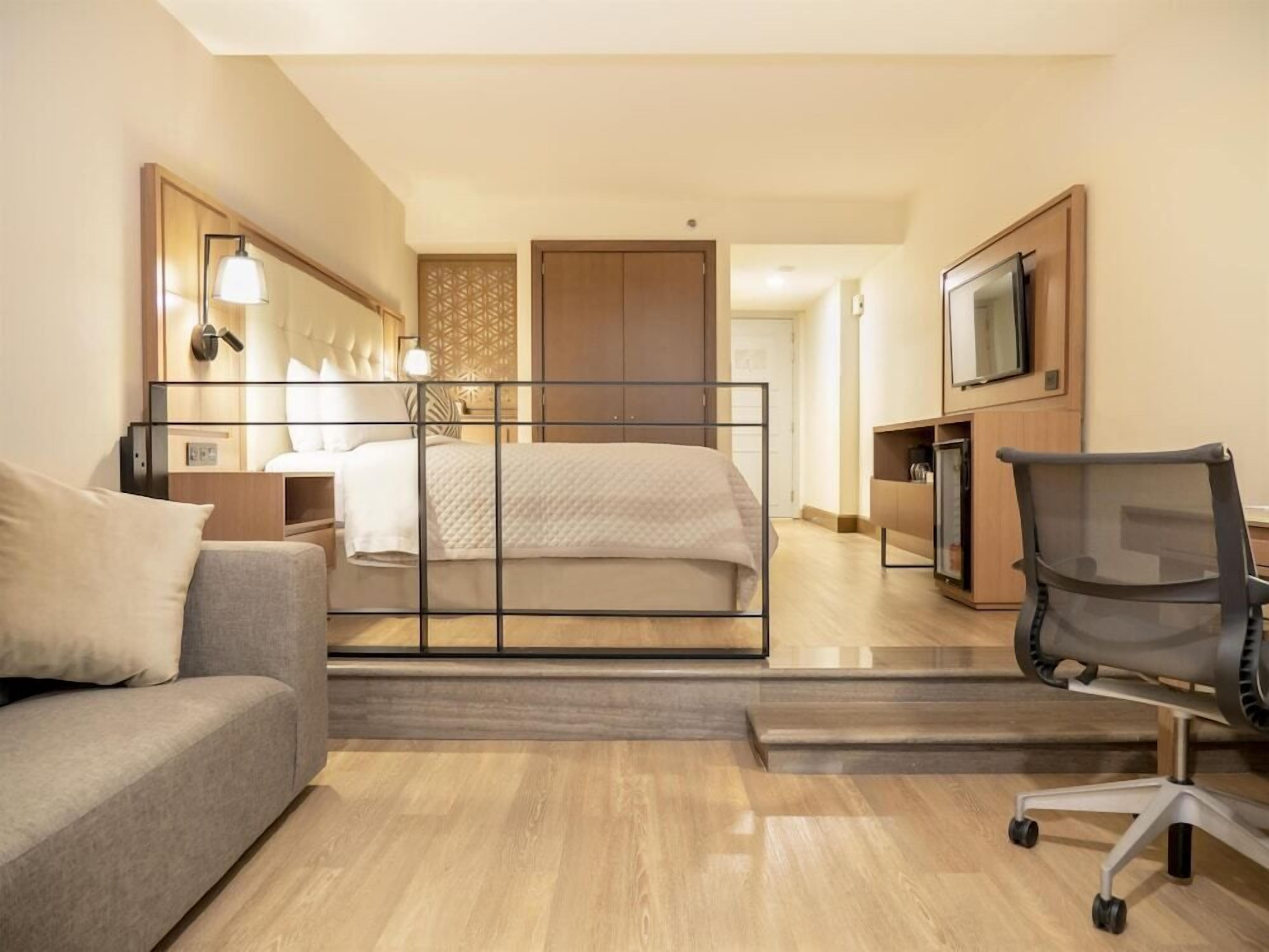 Minibar, caja de seguridad en la habitación y escritorio 