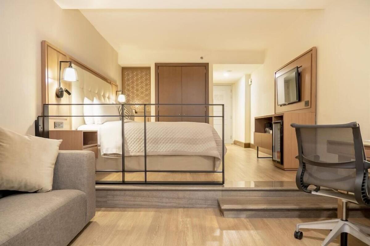 Frigobar, cofres nos quartos, escrivaninha