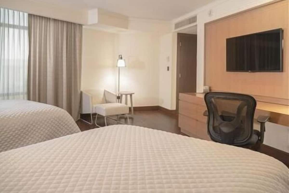 Frigobar, cofres nos quartos, escrivaninha