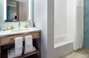 Une salle de bain moderne avec un meuble-lavabo, un évier et une baignoire.