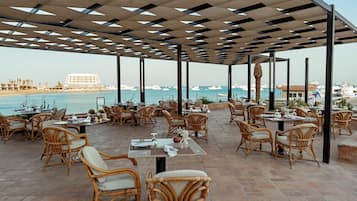 3 restaurants; breakfast served