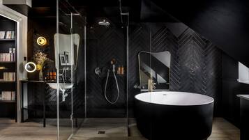 Junior Suite (Deluxe) | Bathroom | Eco-friendly toiletries, towels