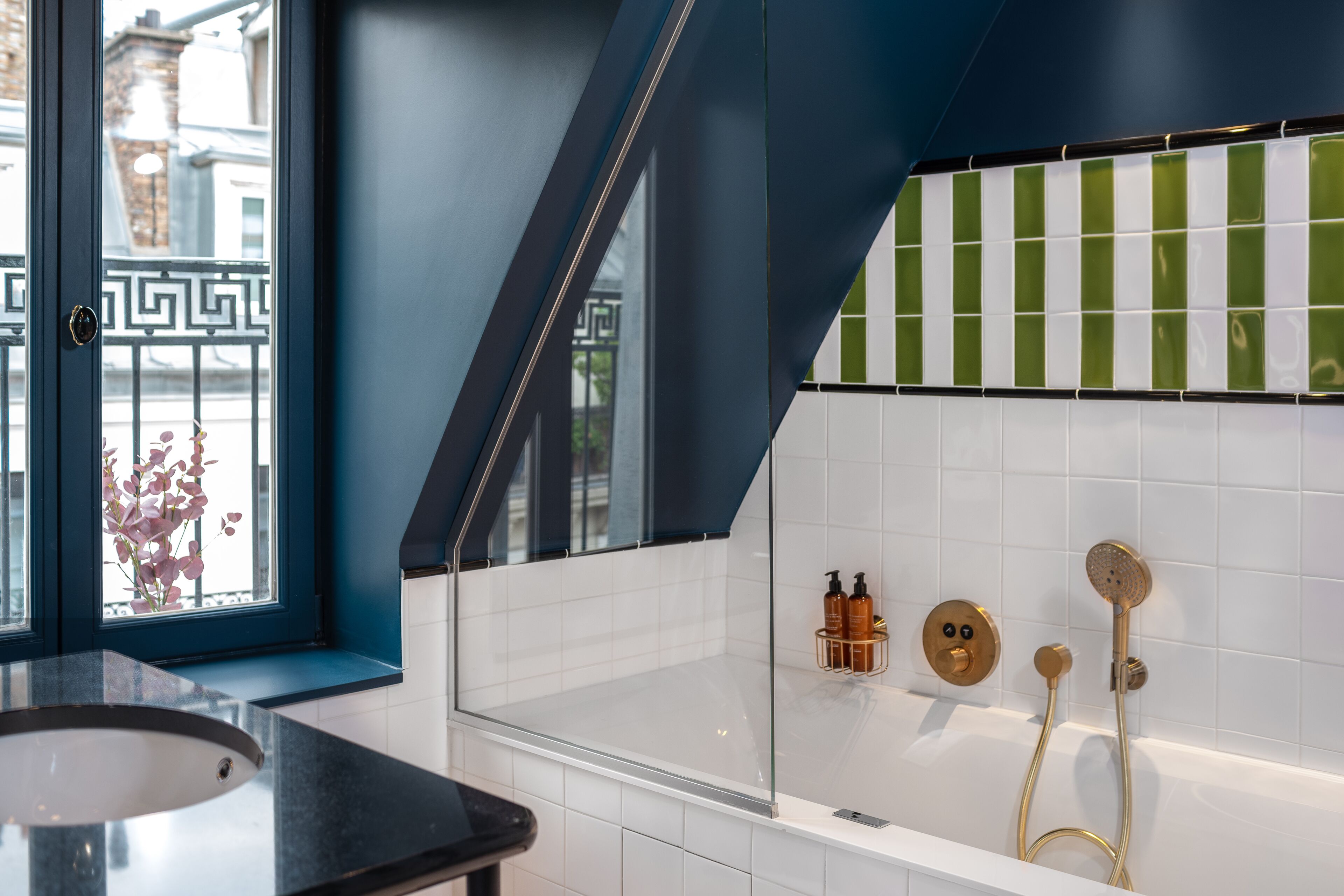 classic double room | bathroom | eco-friendly toiletries, towels