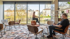 A modern interior with large windows, a patterned carpet, and a bookshelf. - ibis Metz Centre Cathédrale (Metz)