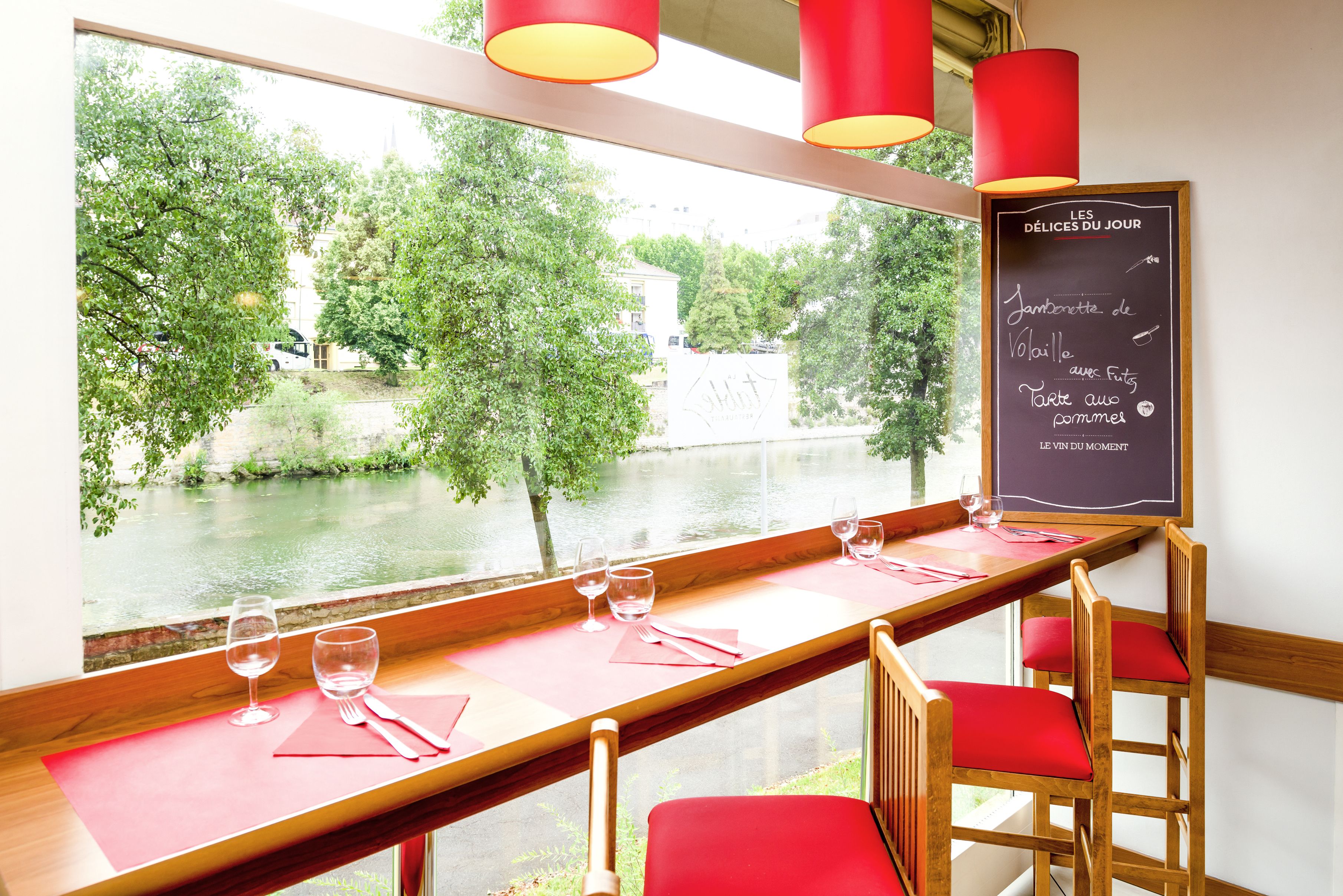 Déjeuner et dîner servis sur place, spécialités Cuisine française