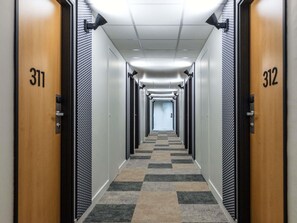 Room | Desk, iron/ironing board, free cribs/infant beds, free WiFi - ibis Metz Centre Cathédrale (Metz)