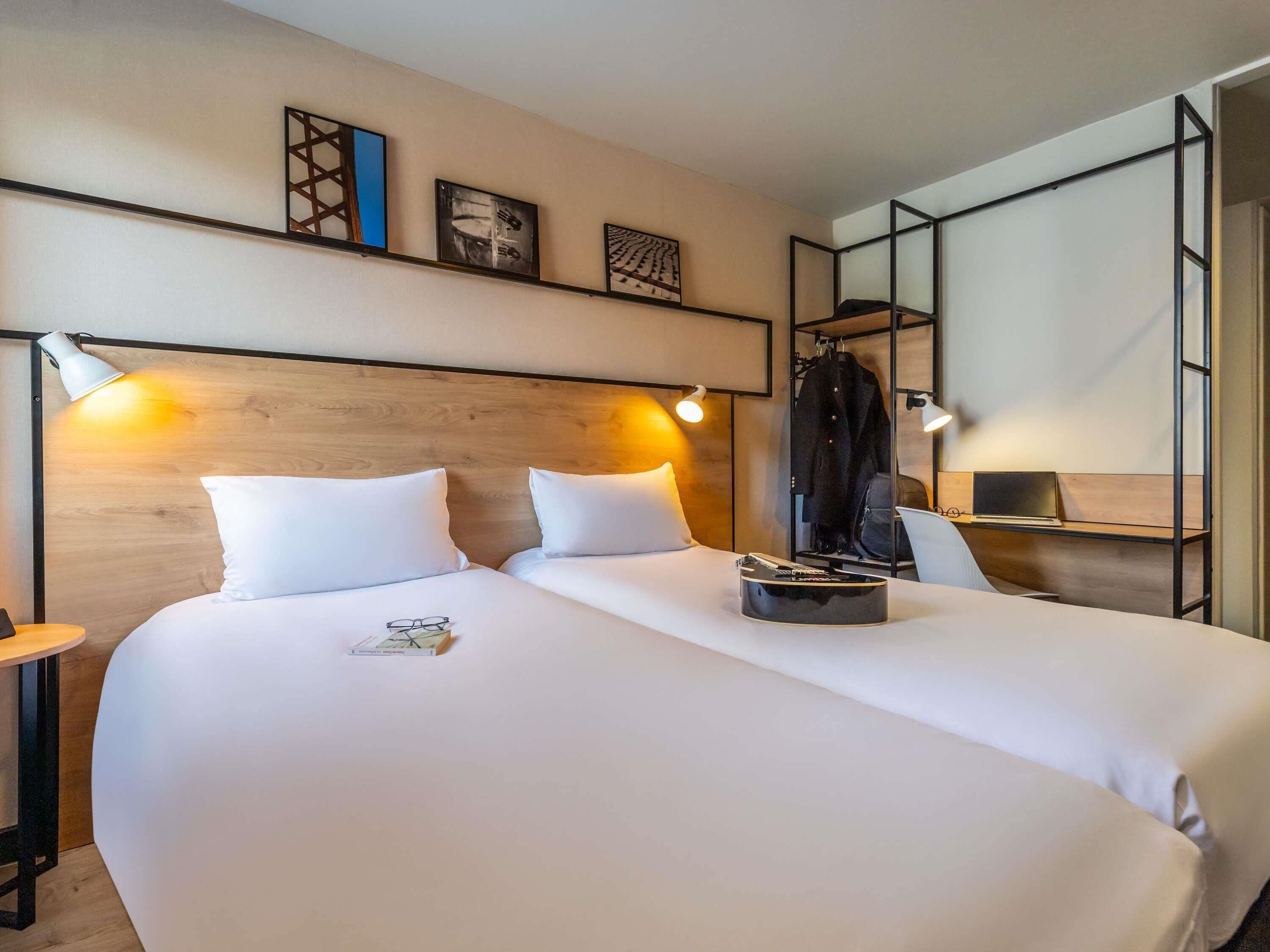 Habitació | Escriptori, planxa i posts de planxar i bressols gratuïts 