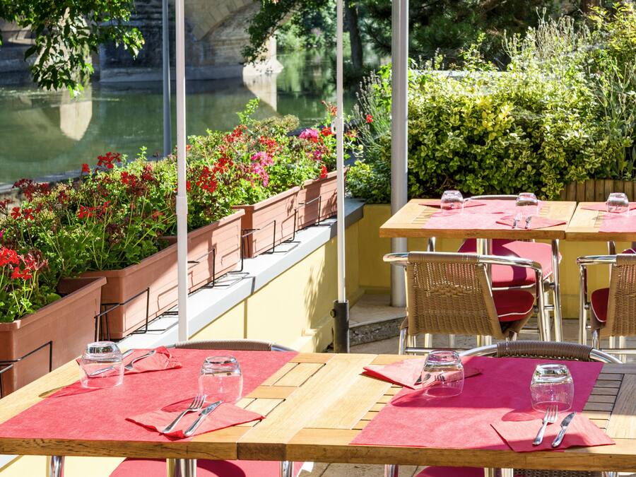 Déjeuner et dîner servis sur place, spécialités Cuisine française