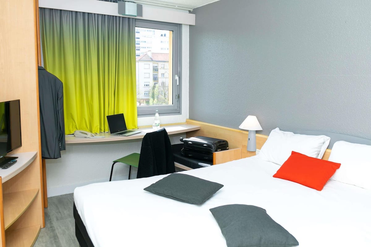 Zimmer | Schreibtisch, BĂŒgeleisen/BĂŒgelbrett, kostenlose Babybetten