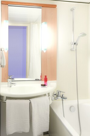 Baignoire, articles de toilette écologiques, sèche-cheveux