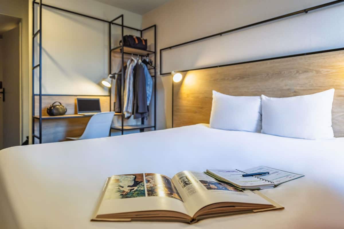 Rom | Skrivebord, strykejern/-brett og barnesenger (inkludert)