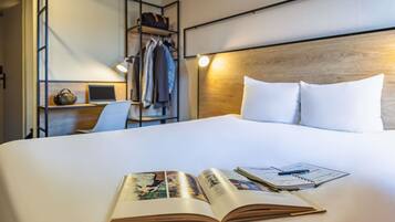 Rom | Skrivebord, strykejern/-brett og barnesenger (inkludert)