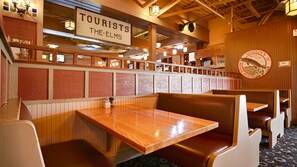 供應早餐、午餐和晚餐，美國料理