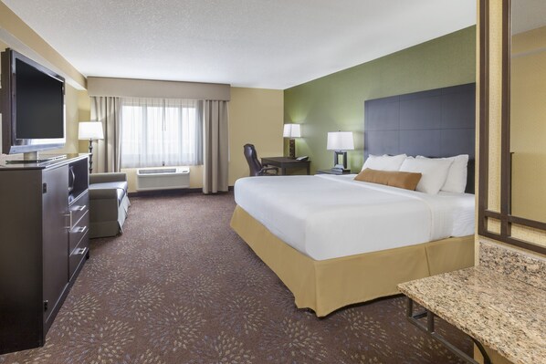 Premium bedding, desk, laptop workspace, blackout drapes - Sterling Inn (Sterling Heights)