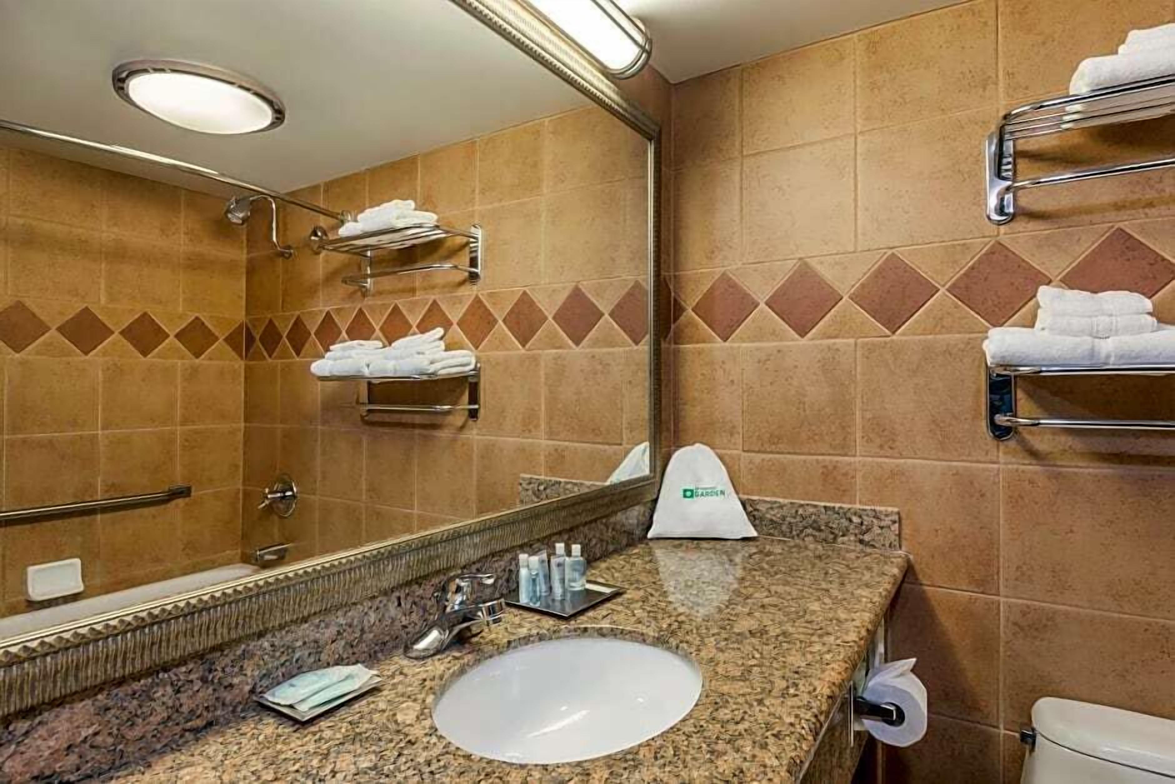 Combined shower/tub, rainfall showerhead, free toiletries, hair dryer