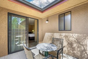 客房, 1 张特大床, 无烟房, 冰箱和微波炉 | 办公桌、遮光窗帘、熨斗/熨衣板、婴儿床