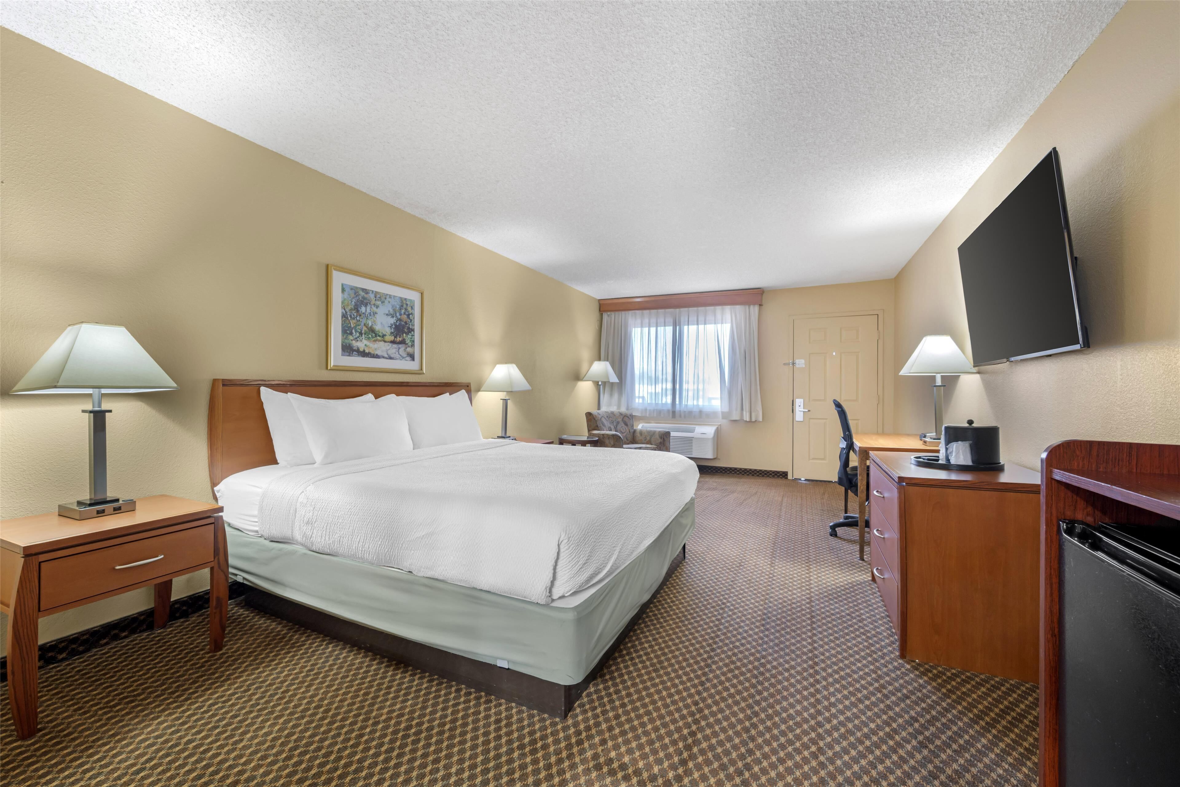 standard room, 1 king bed, non smoking (upstairs) | 1 bedroom, desk, blackout curtains, iron/ironing board