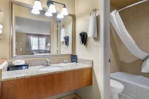 Kombinasi shower/bathtub dan perlengkapan mandi gratis