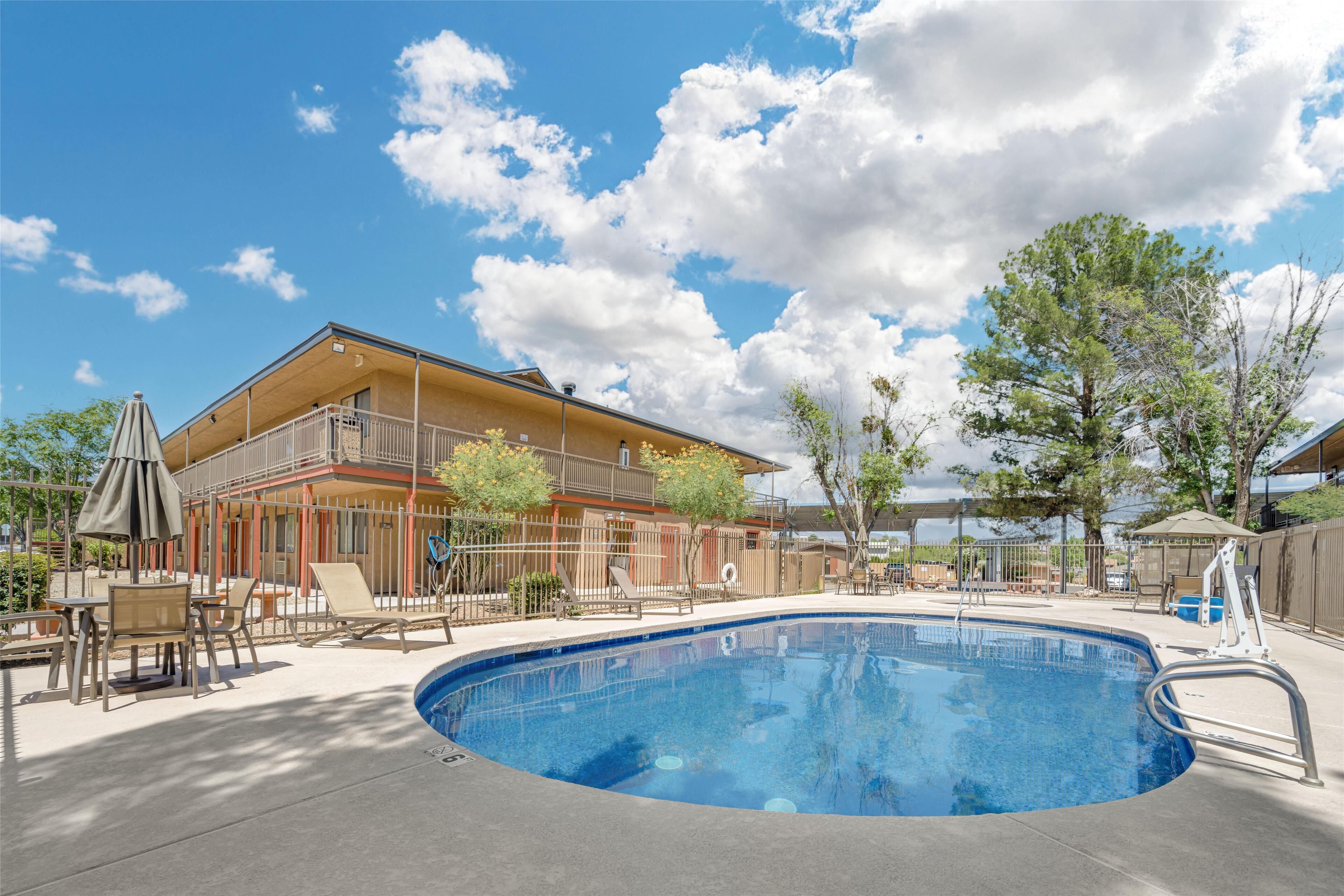 seasonal outdoor pool, pool loungers