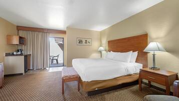 Bureau, rideaux occultants, fer et planche à repasser