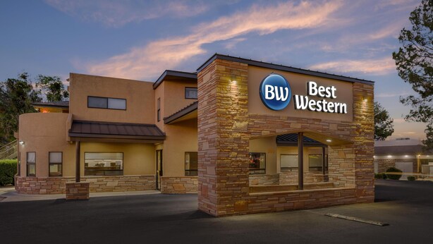 Een hotel genaamd 'Best Western' met een modern design, herkenbaar aan een opvallend logo en een gevel van natuursteen.