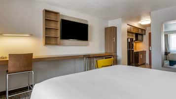 Sengetøy av topp kvalitet, senger med overmadrass og skrivebord