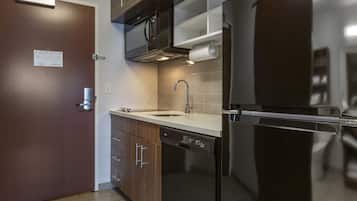 Refrigerador, microondas, placa de cocina, lavavajillas