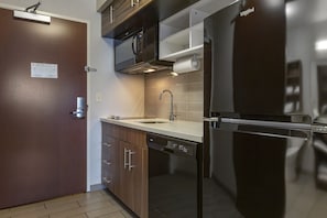 Réfrigérateur, micro-ondes, plaque de cuisson, lave-vaisselle