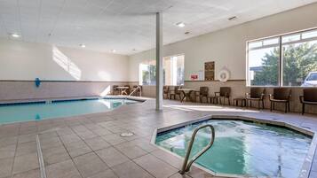 Innendørsbasseng og solsenger