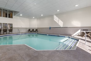 Piscine intérieure, accÚs possible de 9 h à 23 h, chaises longues