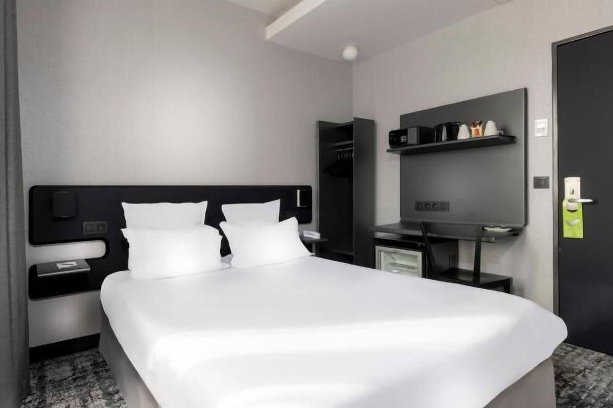 Escritorio, cortinas blackout, insonorización y wifi gratis