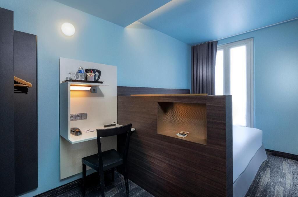 Een bureau, verduisterende gordijnen, geluiddichte muren, gratis wifi