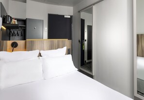 Cosy single | Desk, blackout drapes, soundproofing, free WiFi