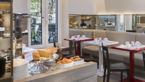 A breakfast buffet with a variety of pastries, a bottle of syrup, and a cake labeled "Fat Maison." - Libertel Austerlitz Jardin des Plantes (Paris)