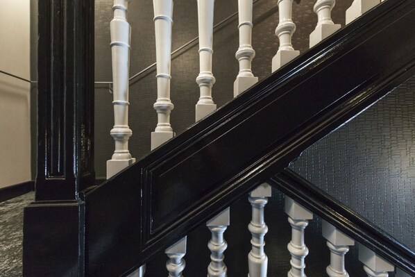 A black wooden staircase with white balusters. - Libertel Austerlitz Jardin des Plantes (Paris)