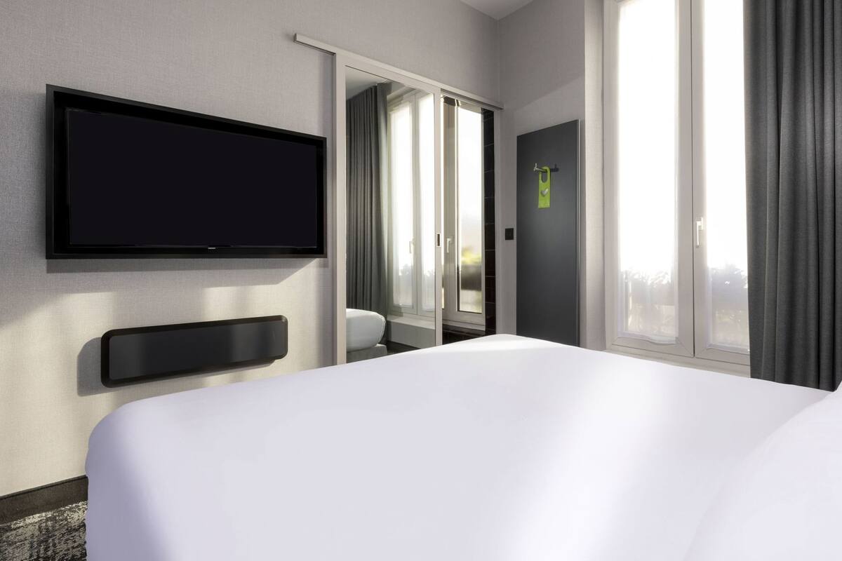 Escritorio, cortinas blackout, insonorización y wifi gratis