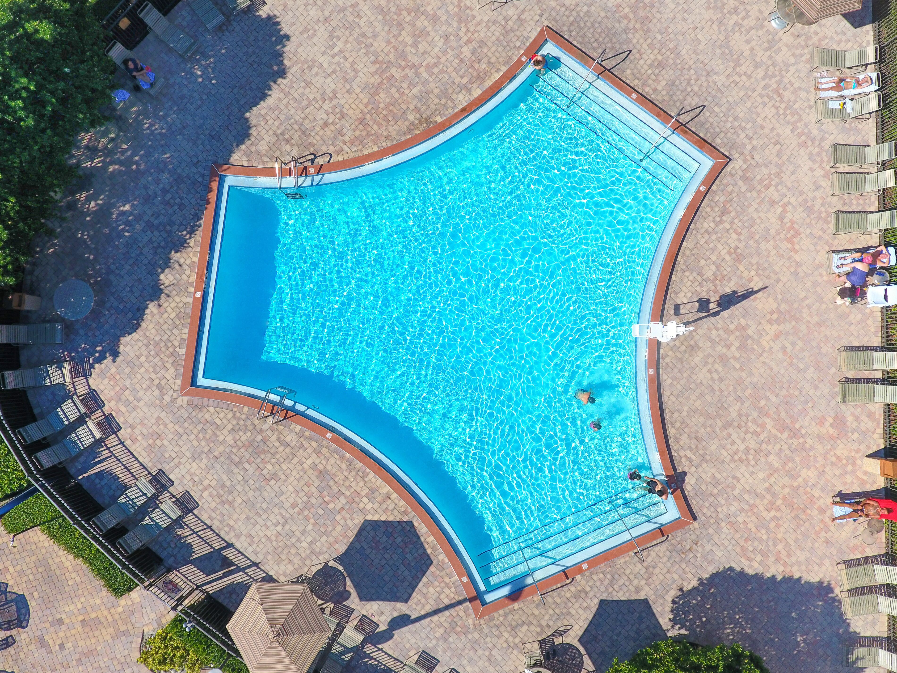 2 つの屋外プール、営業時間 9:00 ～ 22:00、プール パラソル、サンラウンジャー