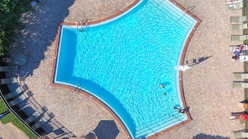 2 つの屋外プール、営業時間 9:00 ~ 22:00、プール パラソル、サンラウンジャー