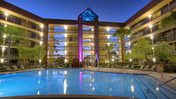 Ein mehrstöckiges Hotel mit Schwimmbad, Balkonen und Außenbereich.