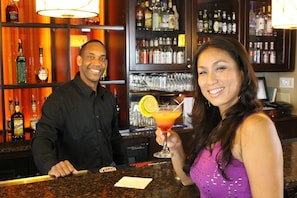 Serves dinner and happy hour - Rosen Inn Lake Buena Vista (Orlando)